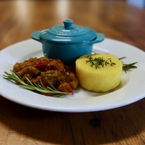 Traiteur Assiette contenant de la ratatouille, de la polenta et une cassolette de viande